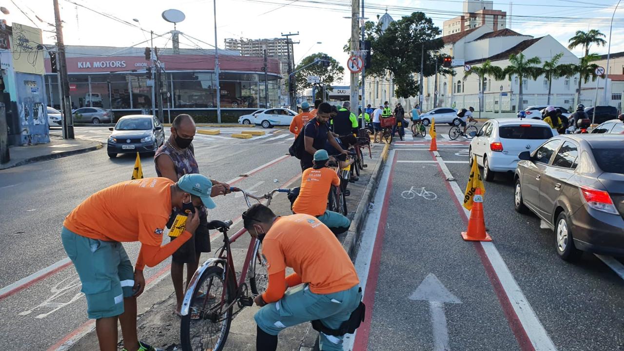 a foto mostra o canteiro central da avenida domingos olímpio comc ciclistas e agentes da AMC